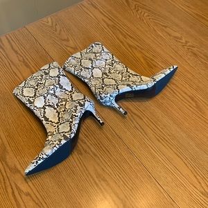 SHEIN boots.  WHITE/BLACK.   Size 41.   All man made materials.  NEW!